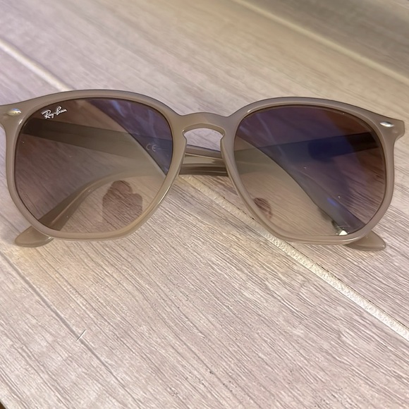 Ray-Ban Accessories - Women’s Ray-Ban sunglasses. Excellent condition! No flaws.